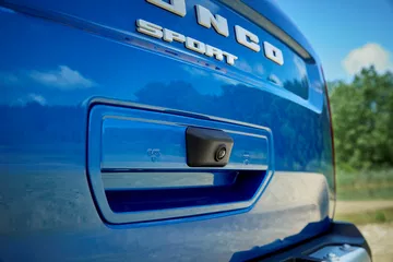 Vista detallada del emblema y parte de la trasera del Ford Bronco Sport 2025.