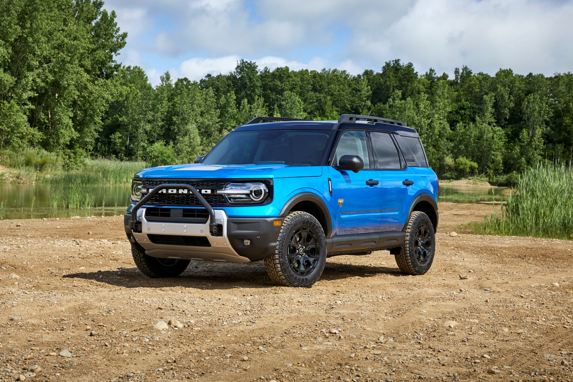 Vista del renovado Ford Bronco Sport 2025 en acción off-road.