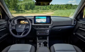 Vista del habitáculo con enfoque al volante y pantalla central