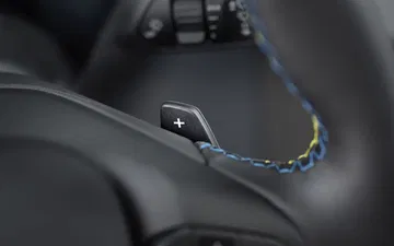 Vista cercana de la leva de cambio en volante del Ford Maverick.