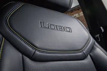 Vista cercana de la tapicería con bordados distintivos en el asiento.