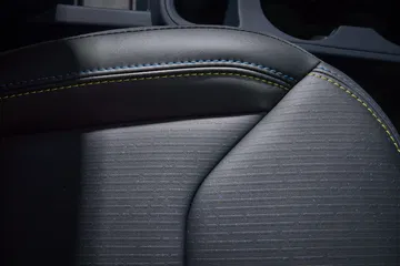 Exquisito detalle costura asiento Ford Maverick, sofisticación económica.