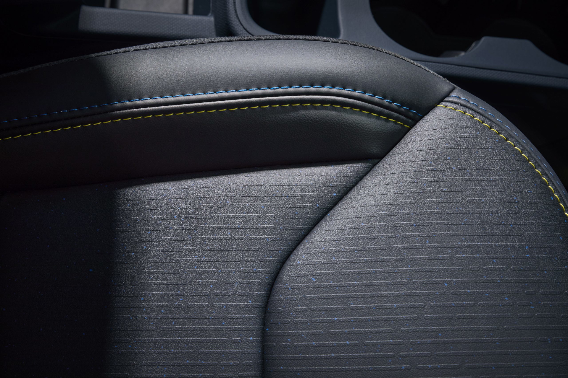 Exquisito detalle costura asiento Ford Maverick, sofisticación económica.