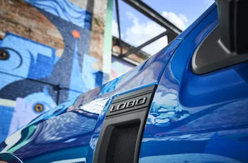 Costado del Ford Maverick Lobo mostrando un diseño robusto y gráficos distintivos.