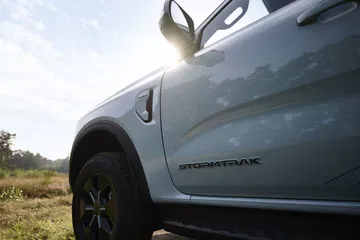 Vista lateral del Ford Ranger PHEV Stormtrak mostrando su robusta línea.