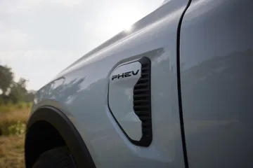 Vista lateral Ford Ranger PHEV Stormtrak mostrando distintivo PHEV.