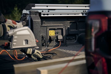 Ford Ranger PHEV Stormtrak mostrando su robustez y capacidad de carga.