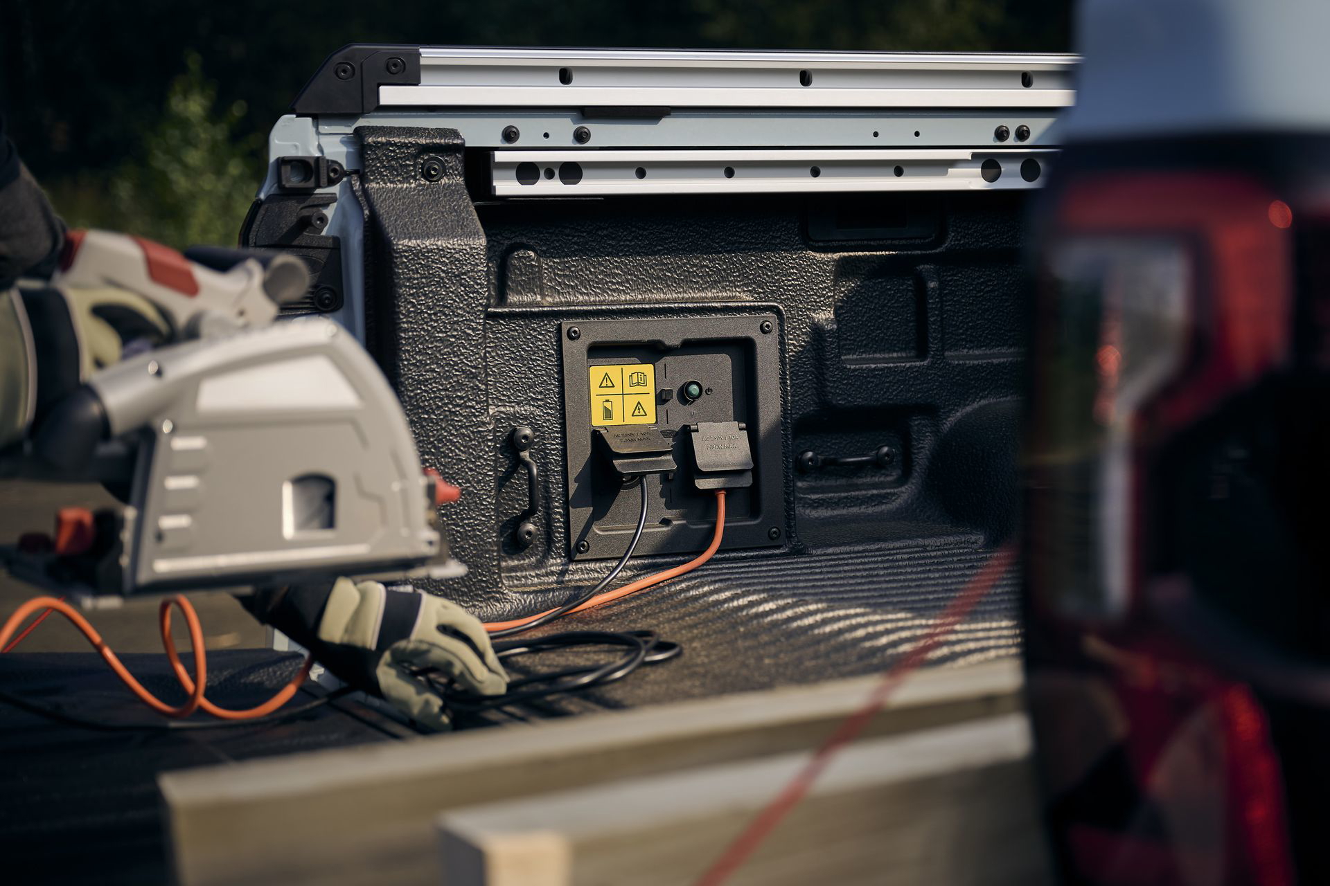 Ford Ranger PHEV Stormtrak mostrando su robustez y capacidad de carga.