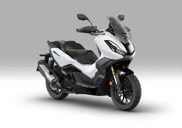 Honda ADV 350 posando con ángulo lateral destacando su diseño versátil Honda ADV 350 posando con ángulo lateral destacando su diseño versátil
