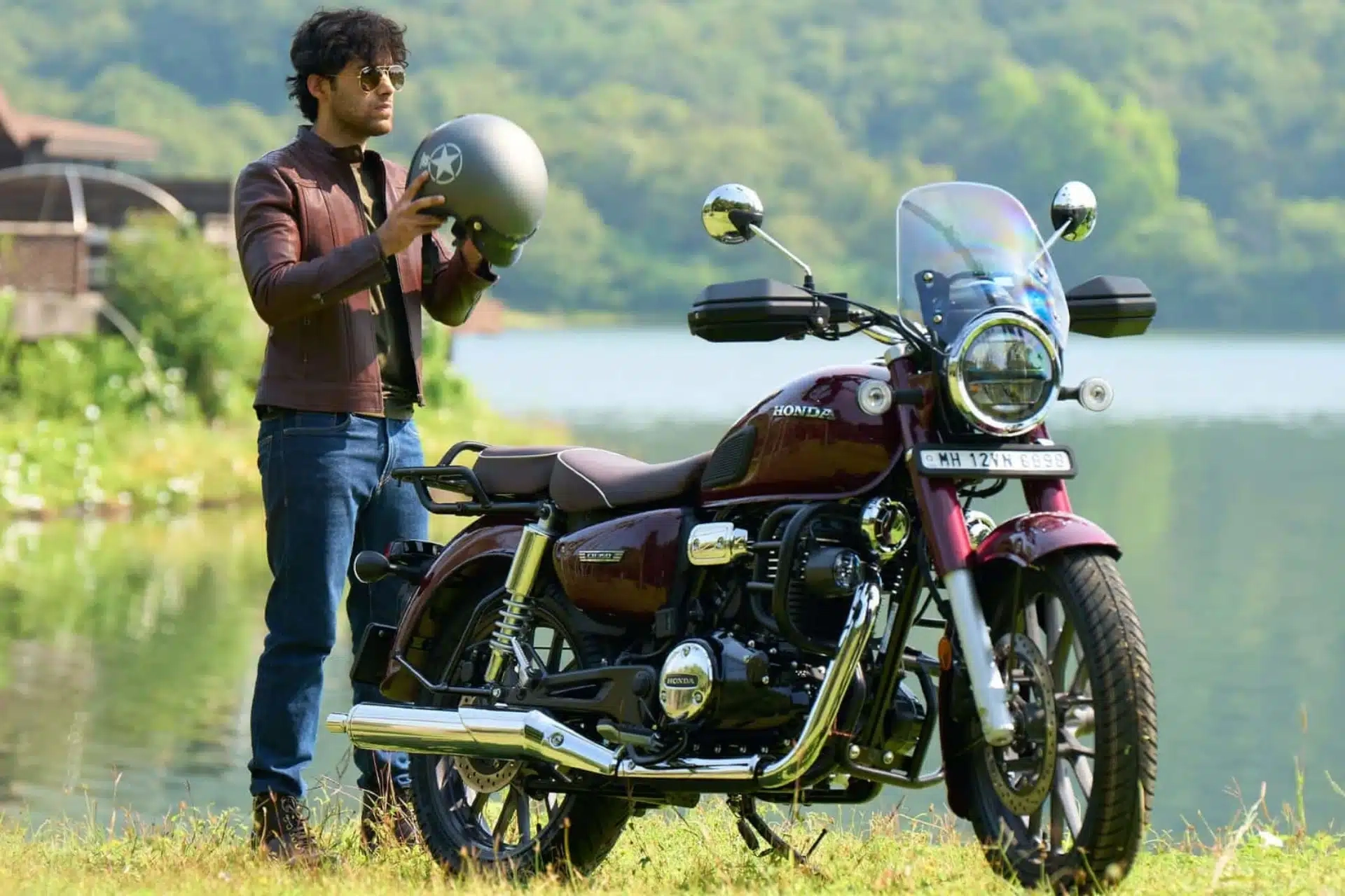 Honda CB350 en escenario natural, perfecta para amantes del estilo retro y consumo eficiente.