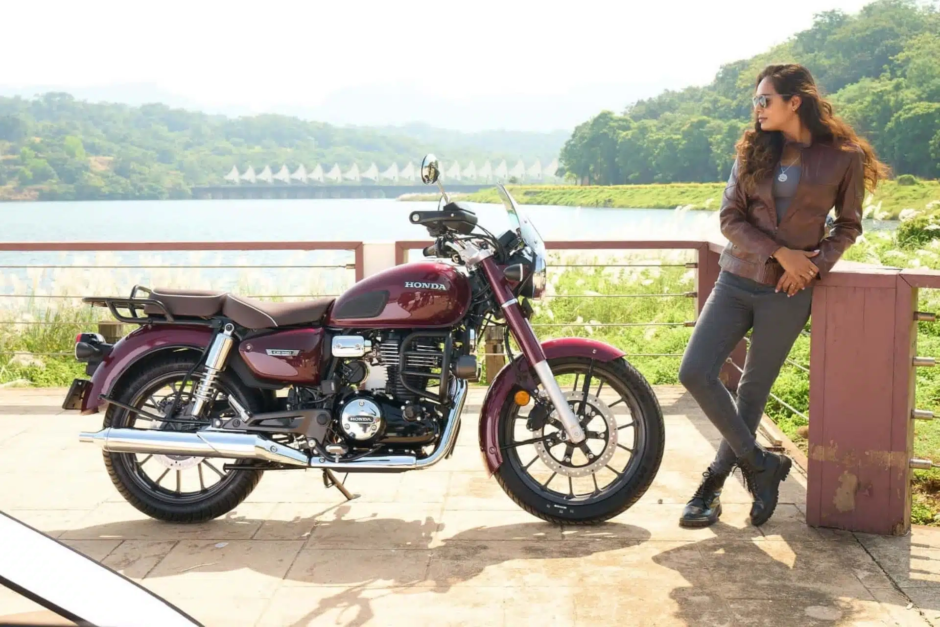 Honda GB350 en color burdeos aparcada en entorno natural, ejemplo estilo retro.