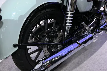 Rueda trasera y suspensión de una moto Honda estilo retro