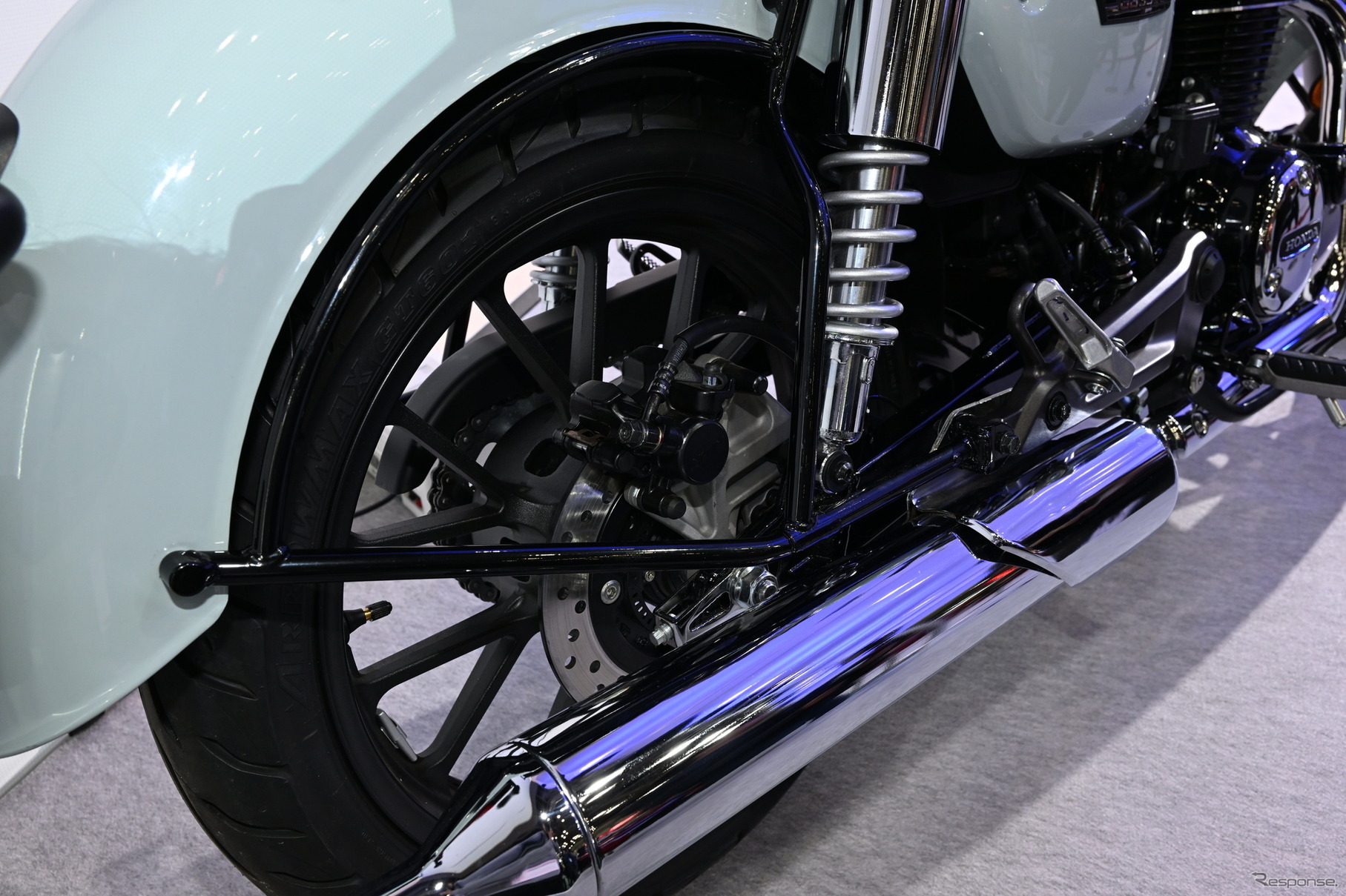 Rueda trasera y suspensión de una moto Honda estilo retro