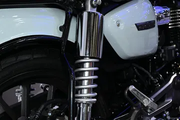 Detalle de la suspensión de una moto que combina tecnología y estética retro.
