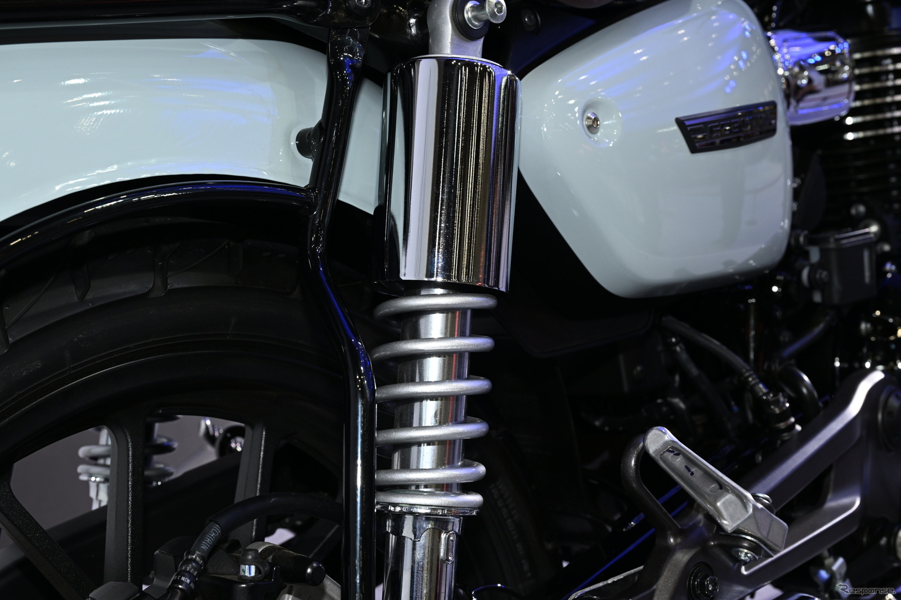 Detalle de la suspensión de una moto que combina tecnología y estética retro.