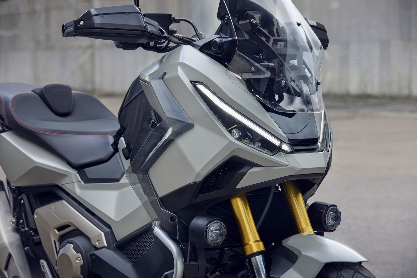 Vista delantera-lateral del Honda X-ADV 2025, fusión de SUV y todoterreno. Vista delantera-lateral del Honda X-ADV 2025, fusión de SUV y todoterreno.