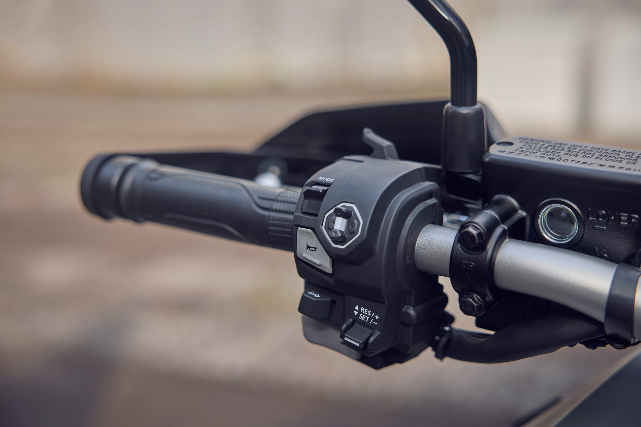 Vista cercana del mando izquierdo del Honda X-ADV 2025