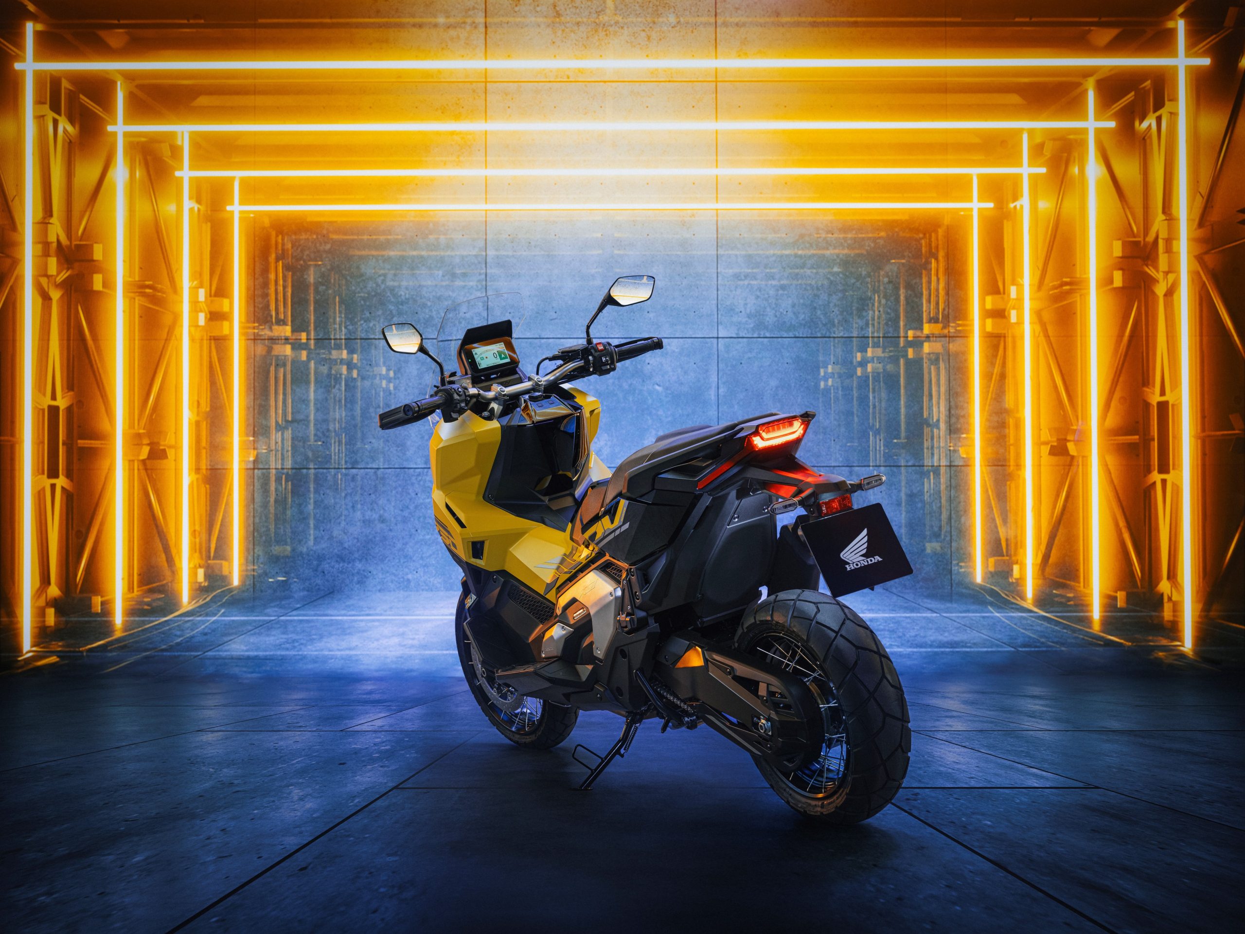 Innovador crossover de dos ruedas Honda X-ADV 2025, perfecto balance entre SUV y todoterreno.