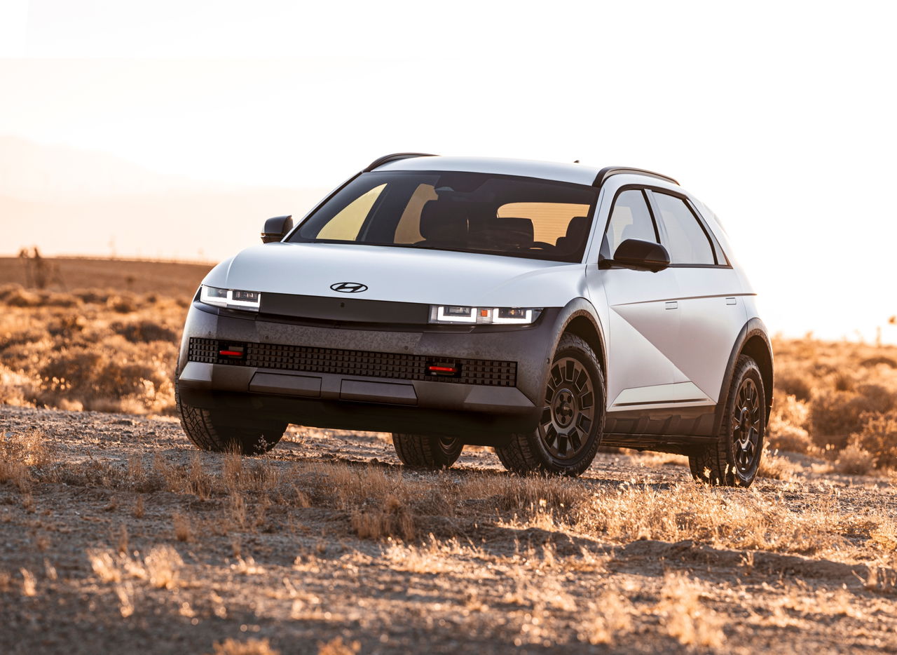 Ioniq 5 XRT superando terreno rugoso, capacidad off-road demostrada.
