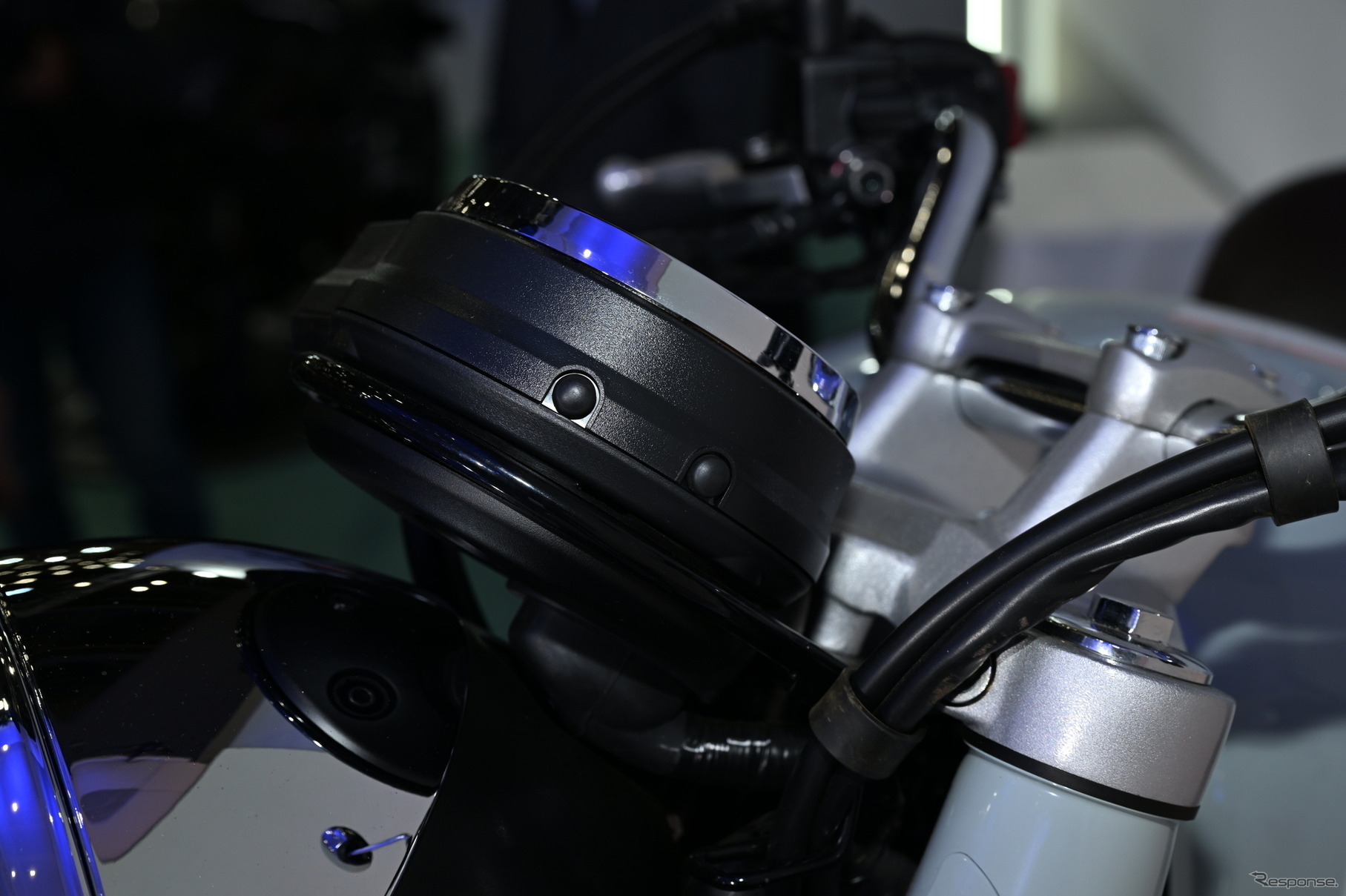 Vista cercana de la instrumentación con acabados finos, iluminación azul, resalta la esencia retro.