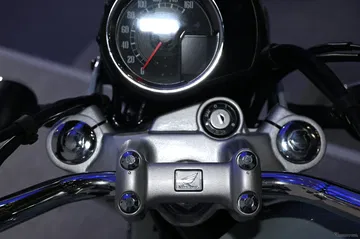 Vista cercana de instrumentación clásica Honda, perfecta para entusiastas del estilo retro.