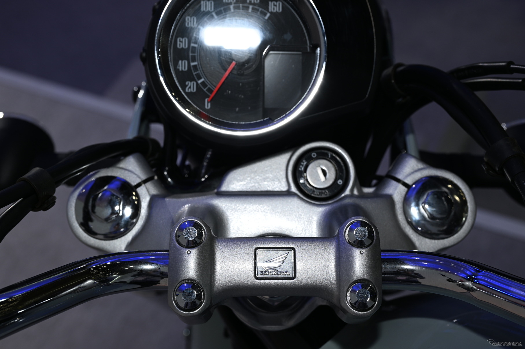 Vista cercana de instrumentación clásica Honda, perfecta para entusiastas del estilo retro.