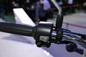 Vista parcial de los mandos e instrumentación de una motocicleta Honda estilo retro.