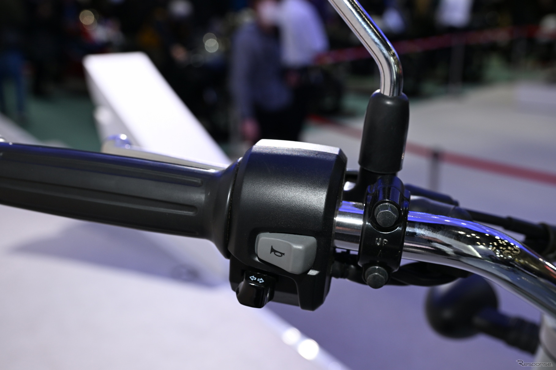 Vista parcial de los mandos e instrumentación de una motocicleta Honda estilo retro.