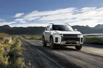 SUV KGM TORRES destacando su diseño robusto y estilizado.