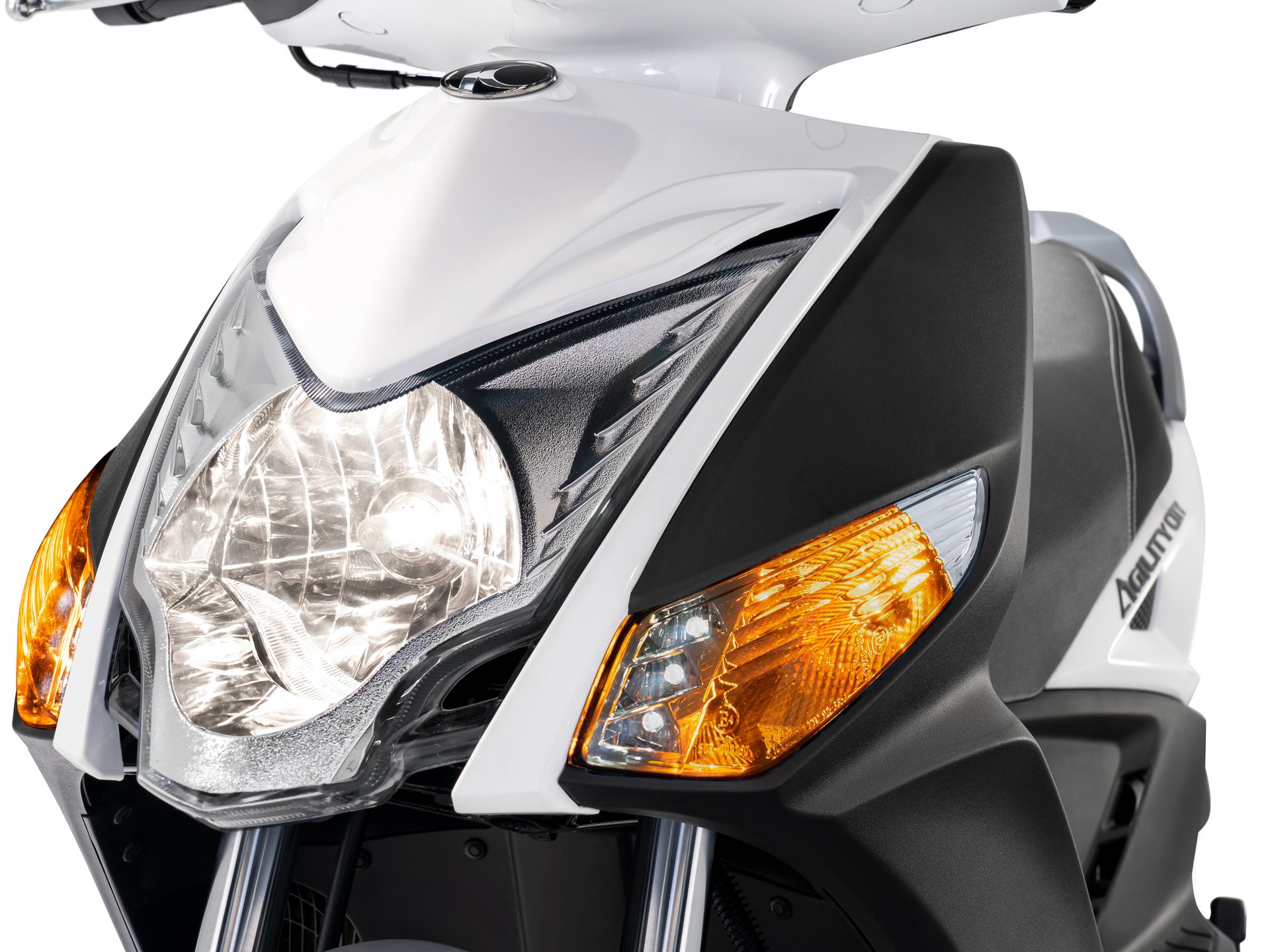 Scooter KYMCO Agility 50 mostrando su frontal compacto, faros y guiños