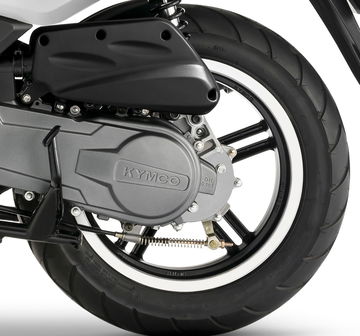 Vista detallada del motor y rueda trasera de la Kymco Agility City 50.