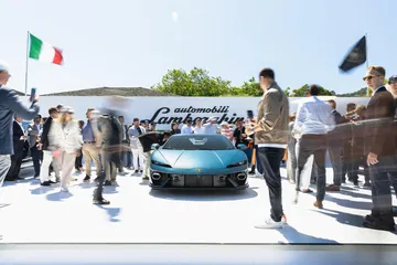 Lamborghini Temerario presentado en exclusiva en Pebble Beach, pura elegancia italiana.
