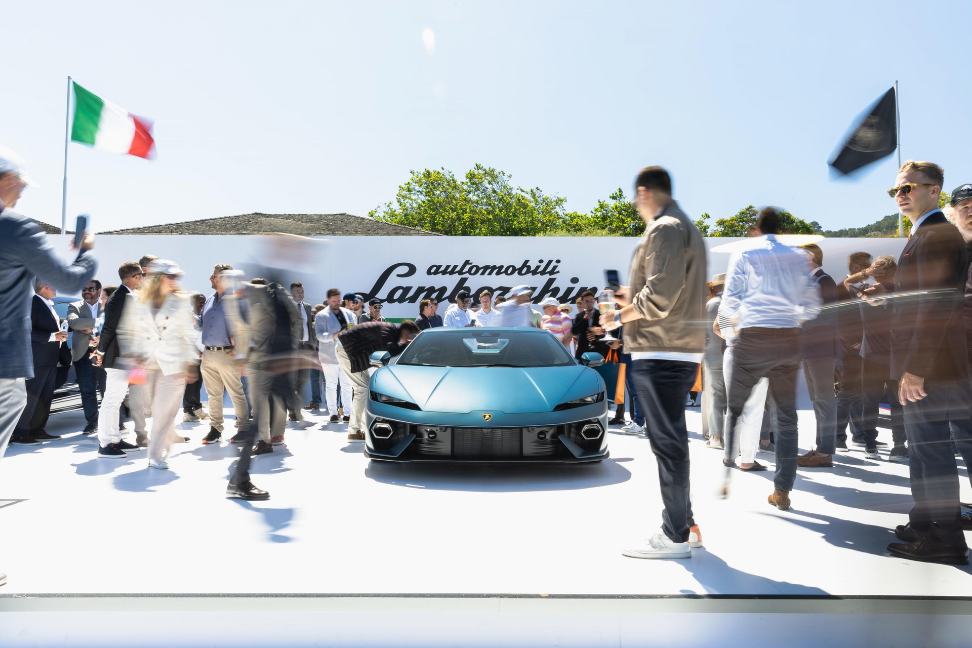 Lamborghini Temerario presentado en exclusiva en Pebble Beach, pura elegancia italiana.
