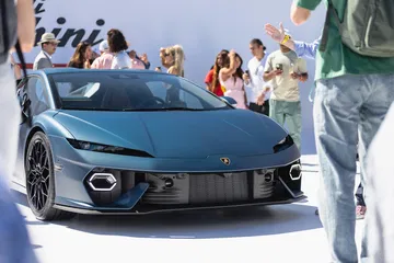 Lamborghini Temerario capturado en Pebble Beach, elegancia y potencia.