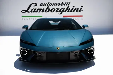 Vista frontal del Lamborghini Temerario en Pebble Beach, potente y estilizado.