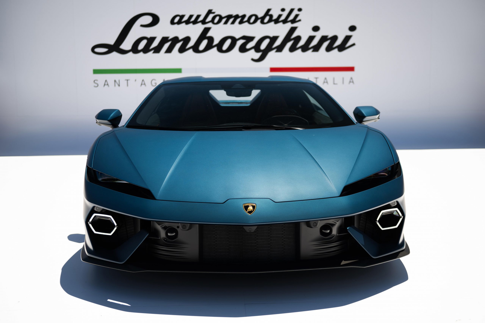 Vista frontal del Lamborghini Temerario en Pebble Beach, potente y estilizado.