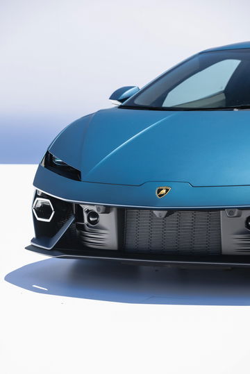 Vista frontal de un Lamborghini Temerario destacando su diseño agresivo y aerodinámico.