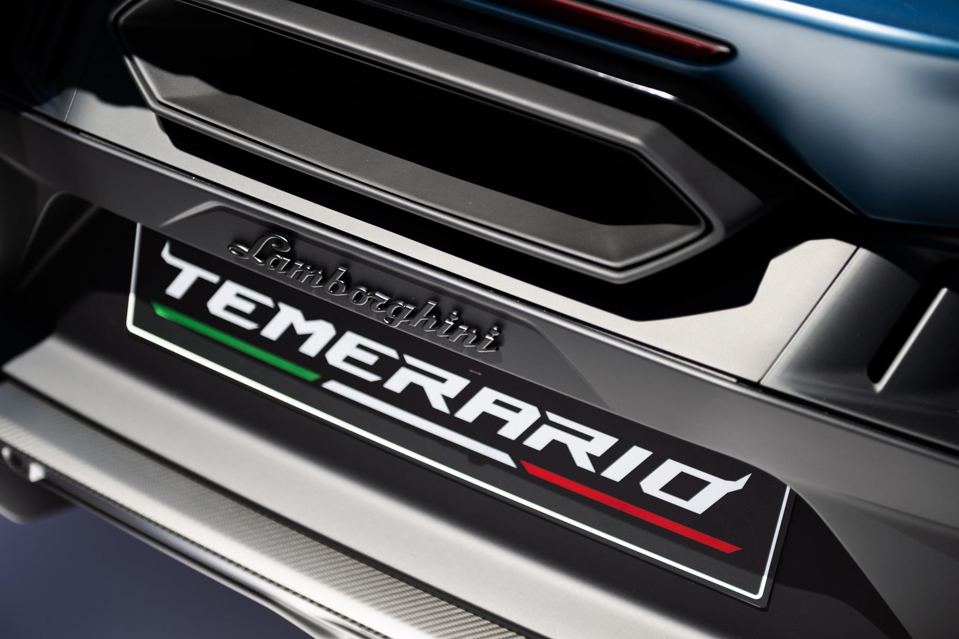 Detalle impecable del acabado y logotipo trasero de Lamborghini Temerario.