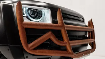 Detalle robusto de la defensa en el Land Rover modificado para todo terreno