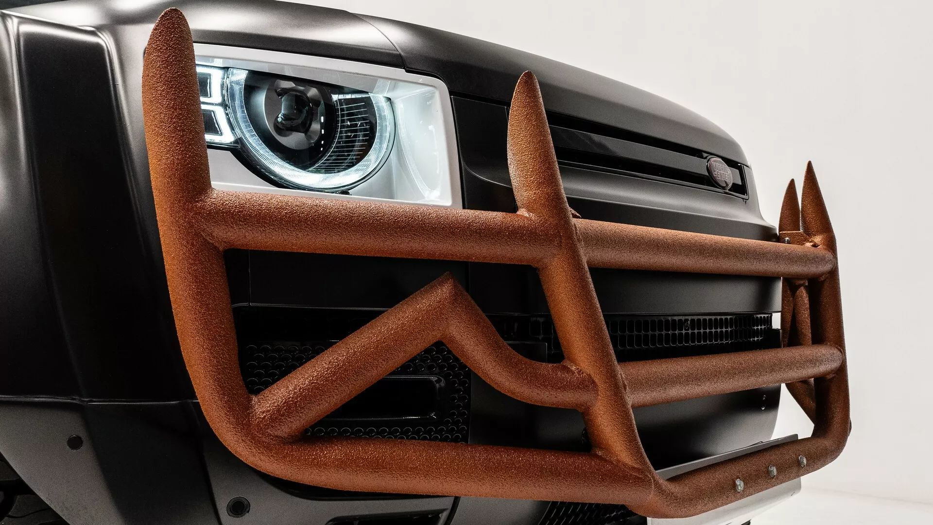 Detalle robusto de la defensa en el Land Rover modificado para todo terreno