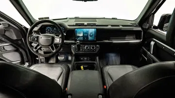 Cabina robusta y equipada del Land Rover 6x6, lista para todo reto.