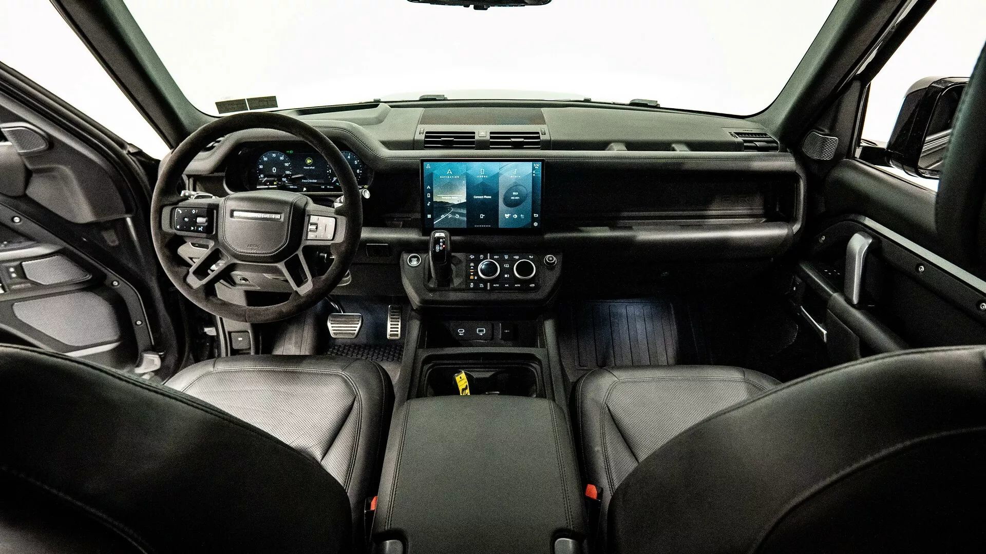 Cabina robusta y equipada del Land Rover 6x6, lista para todo reto.