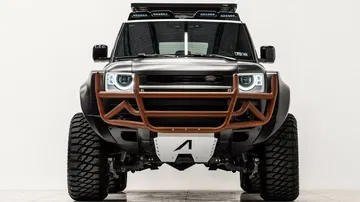 Vista frontal del Land Rover Defender 6x6, robustez y capacidad todoterreno.