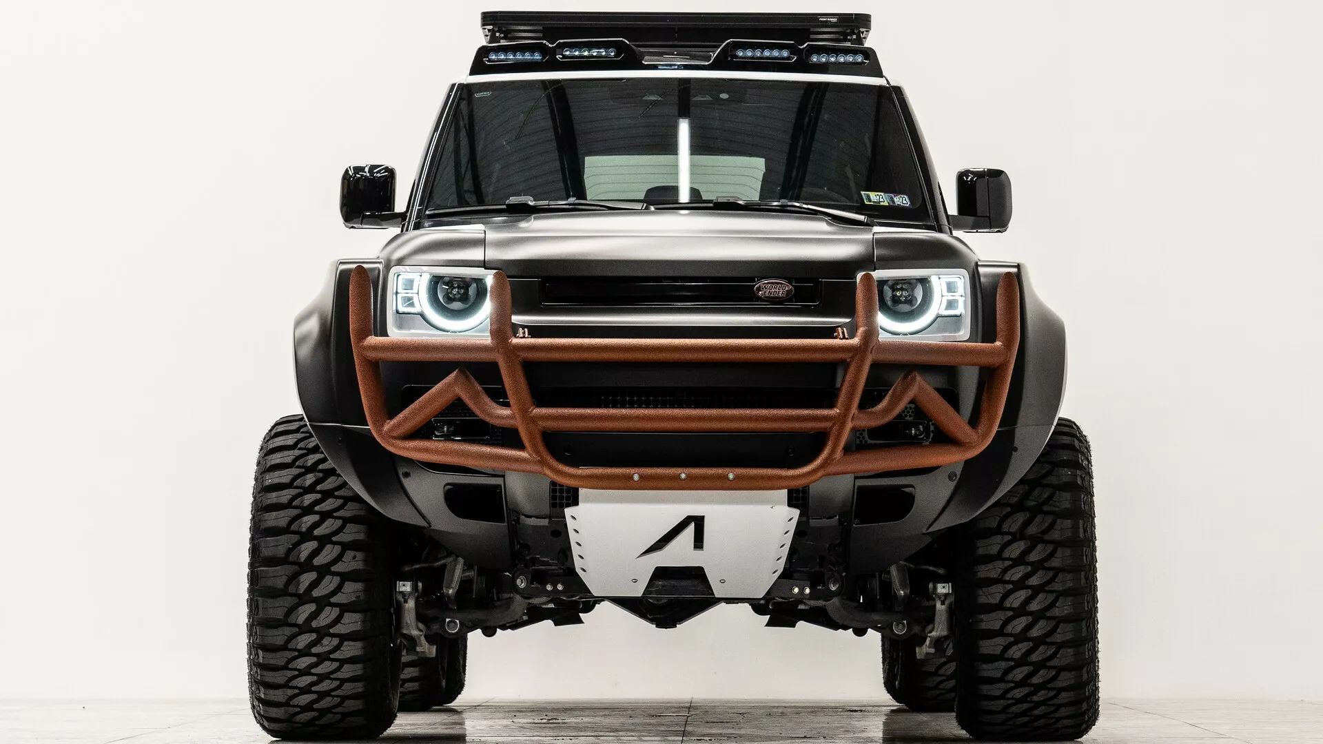 Vista frontal del Land Rover Defender 6x6, robustez y capacidad todoterreno.