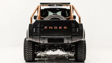 Vista frontal del robusto Ender Defender 6x6, el todoterreno para el fin del mundo