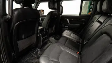 Vista imponente del habitáculo robusto y aventurero del Defender 6x6.