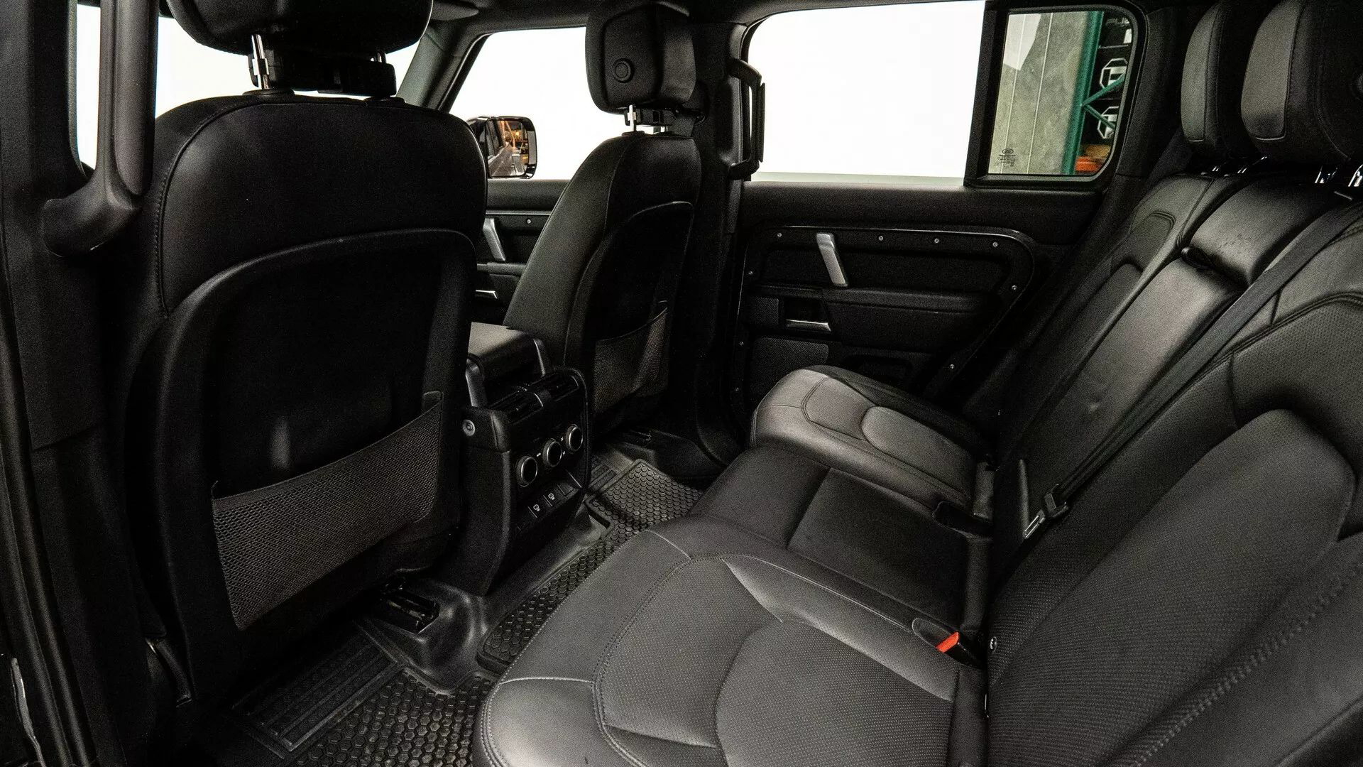 Vista imponente del habitáculo robusto y aventurero del Defender 6x6.