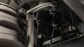 Vista del mecanismo de suspensión y rueda de un Land Rover 6x6