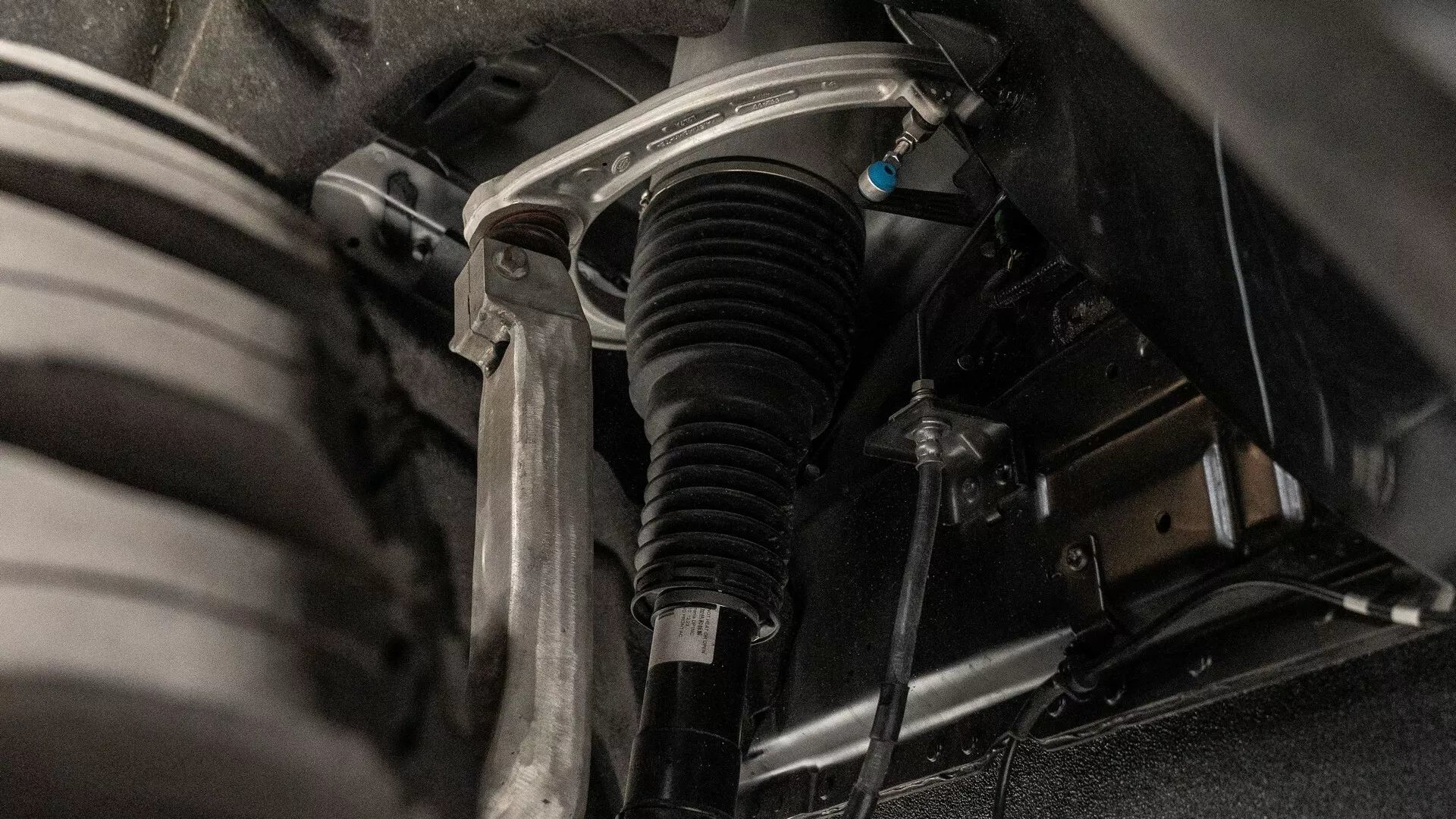Vista del mecanismo de suspensión y rueda de un Land Rover 6x6