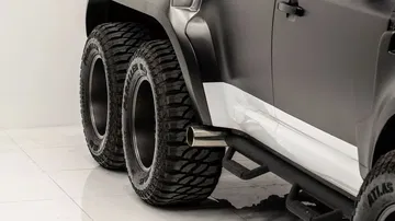 Vista parcial del Land Rover Defender 6x6, ruedas robustas para terrenos difíciles